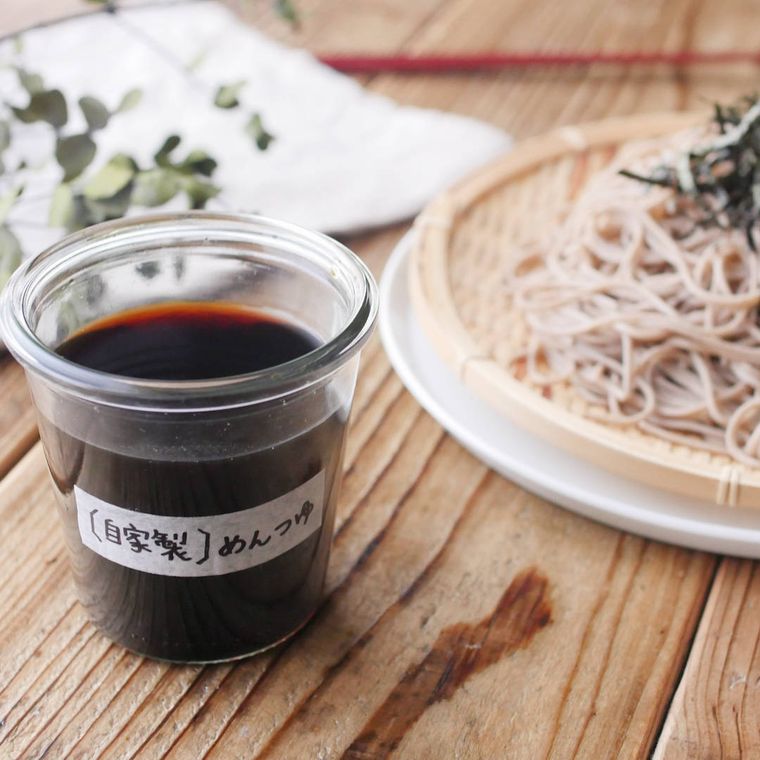 自家製のめんつゆと横に並ぶそば