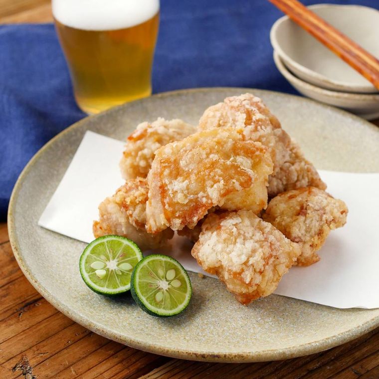 すだちを添えて皿に盛られた塩からあげ