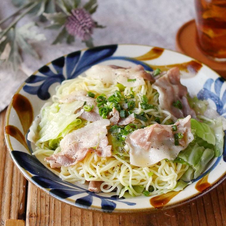 茶色と青色の模様が入った皿に盛られた塩焼きそば