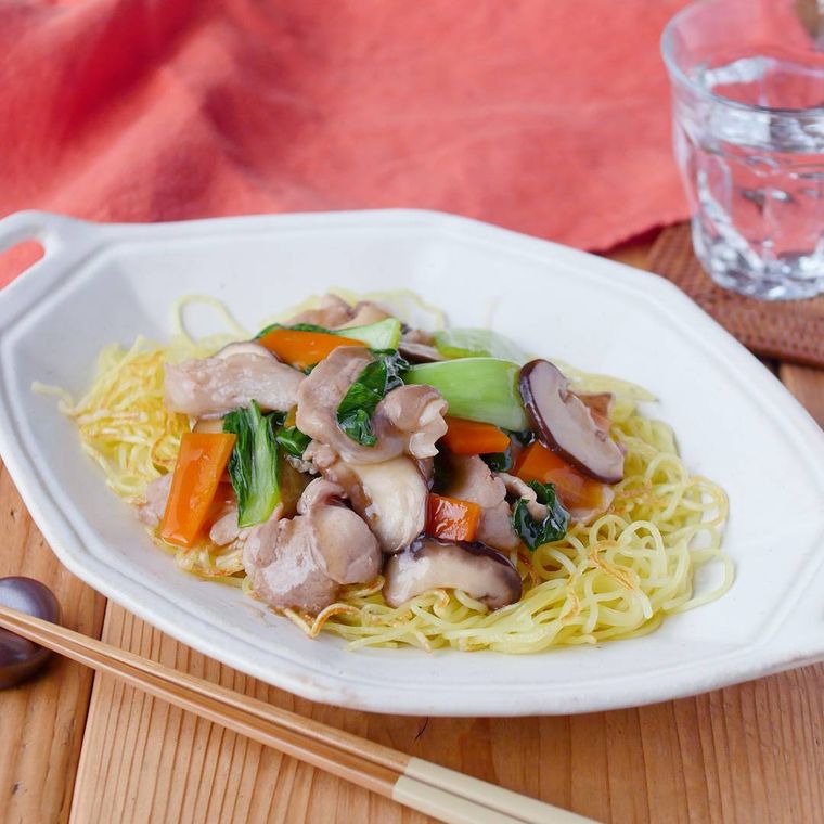 手付きの白色の皿に盛られたあんかけ焼きそば