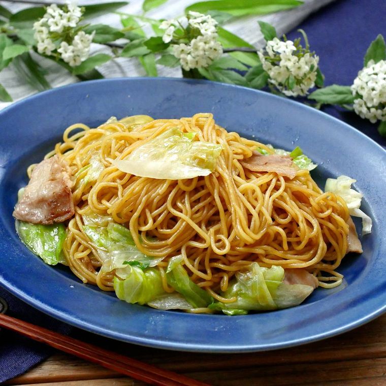 青色の楕円の皿に盛られたレタスのコクうま焼きそば