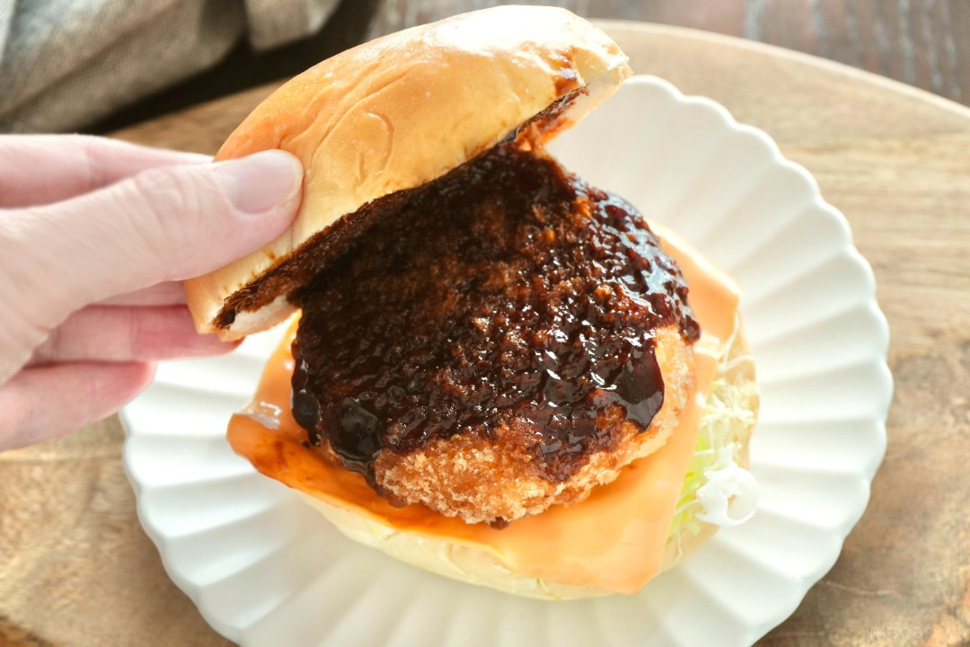 ローソンに冬の風物詩グラタンコロッケバーガーが登場！濃厚な味わいに