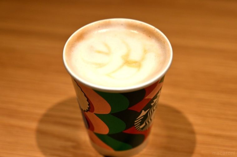 紙コップに入ったホットのスターバックス ラテオーツミルクカスタム