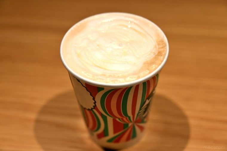 紙コップに入ったホットのスターバックス ラテはちみつカスタム