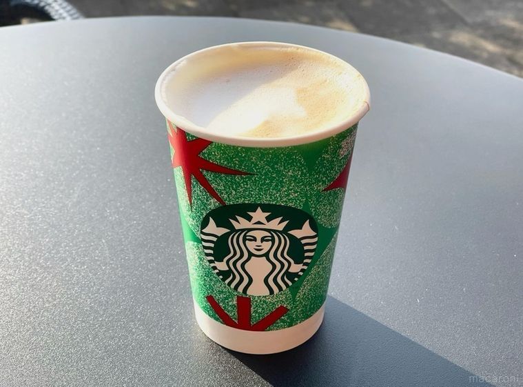紙コップに入ったホットのスターバックス ラテ
