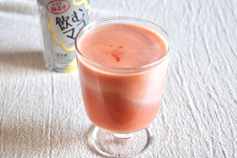 飲むマヨとトマトジュースを合わせた様子