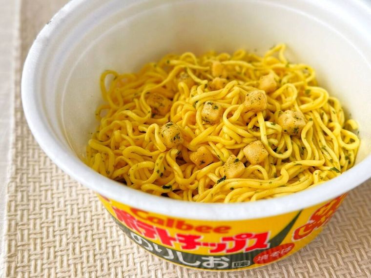 トッピングがかかったカルビーのりしお味焼そば サクサクじゃがいも入り