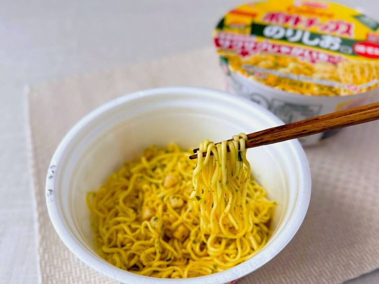 カルビーのりしお味焼そば サクサクじゃがいも入りを箸で持ち上げている様子