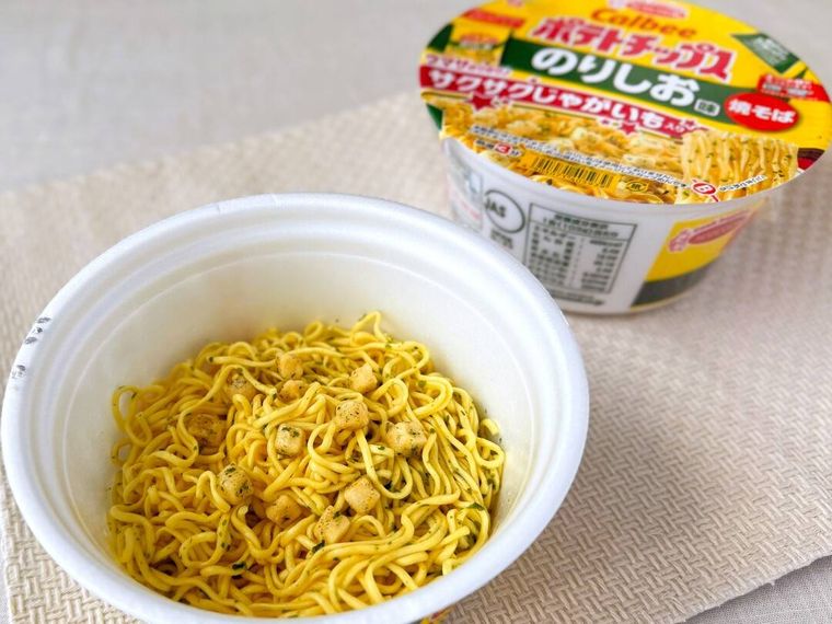 できあがったカルビーのりしお味焼そば サクサクじゃがいも入りとパッケージが並んでいる様子