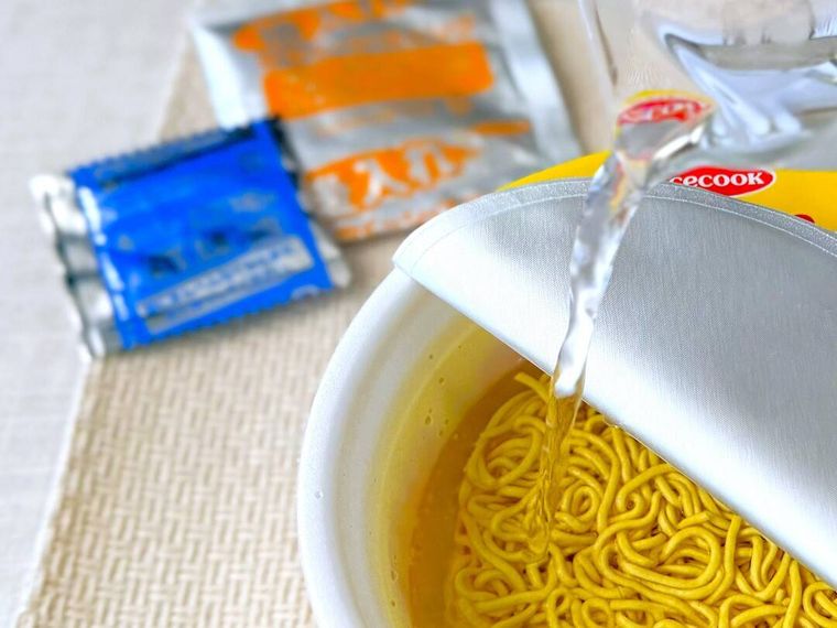 カルビーのりしお味焼そば サクサクじゃがいも入りのお湯を注いでいる様子