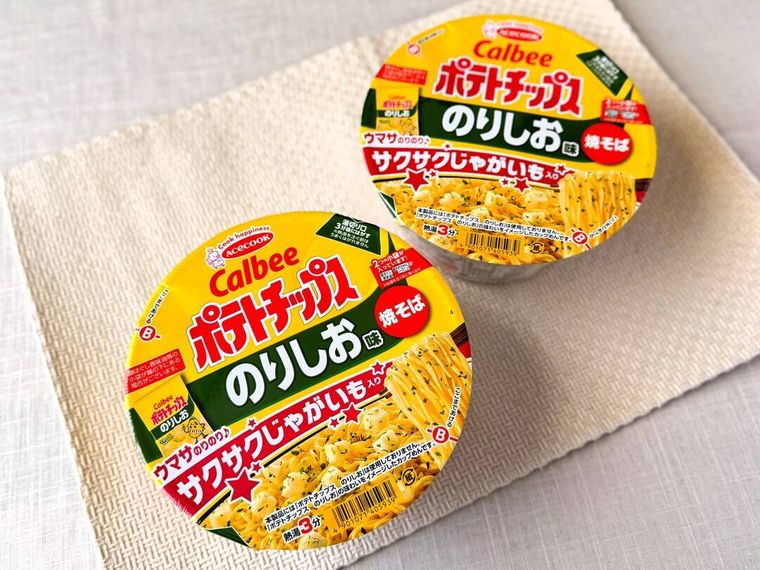 カルビーのりしお味焼そば サクサクじゃがいも入りが並んでいる様子
