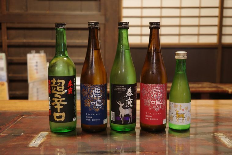 日本酒が並んでいる