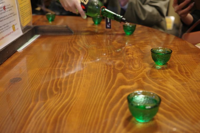 日本酒を注いでいる