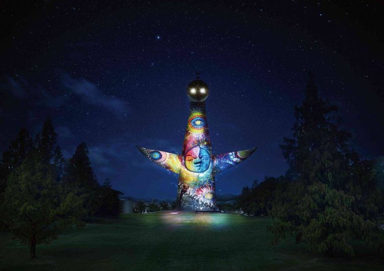 グラデーションカラーにライトアップされたイルミナイト万博 2025 WINTERの太陽の塔