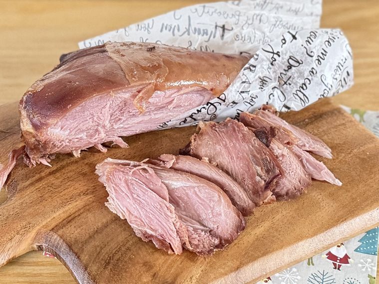 切り分けたカルディのターキーレッグ