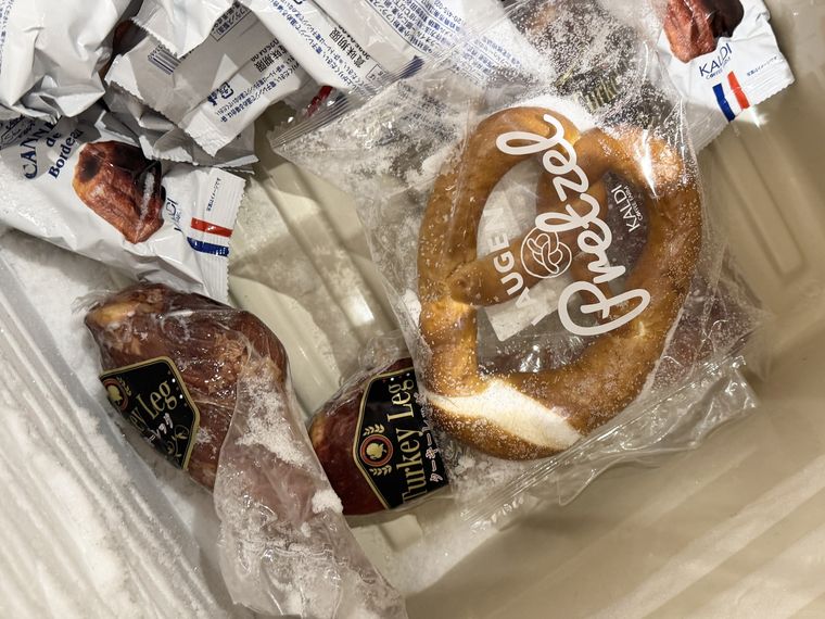 冷凍庫に入ったカルディのターキーレッグ