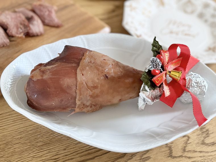 クリスマスのデコレーションをしたターキーレッグ