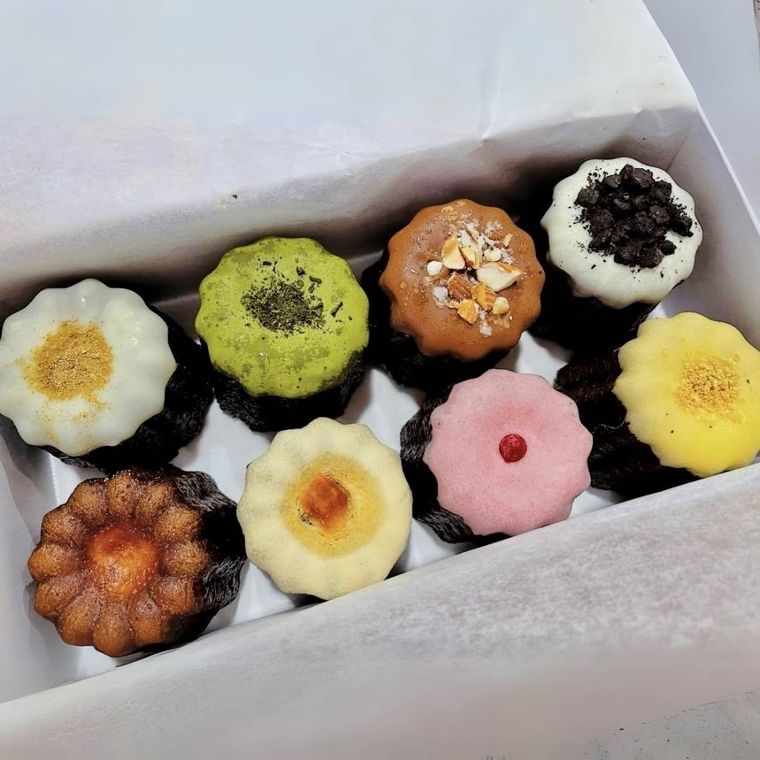 ピンク、黄色、緑など色とりどりの半熟カヌレが8種類入っている