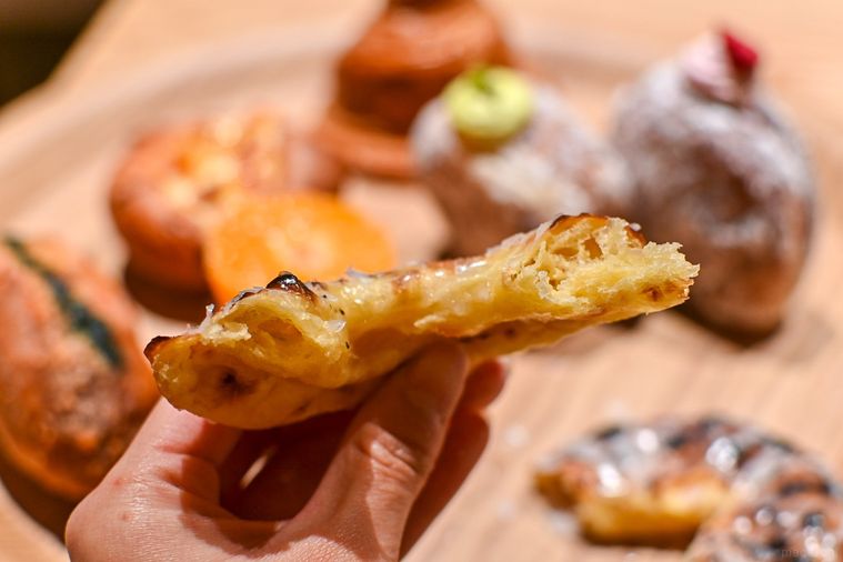 ナポリドーナツの断面のアップ