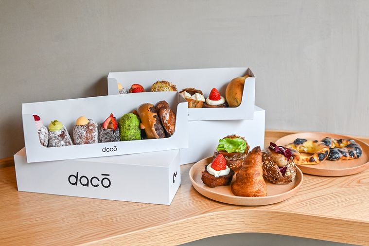 お皿と箱に入っているドーナツの集合