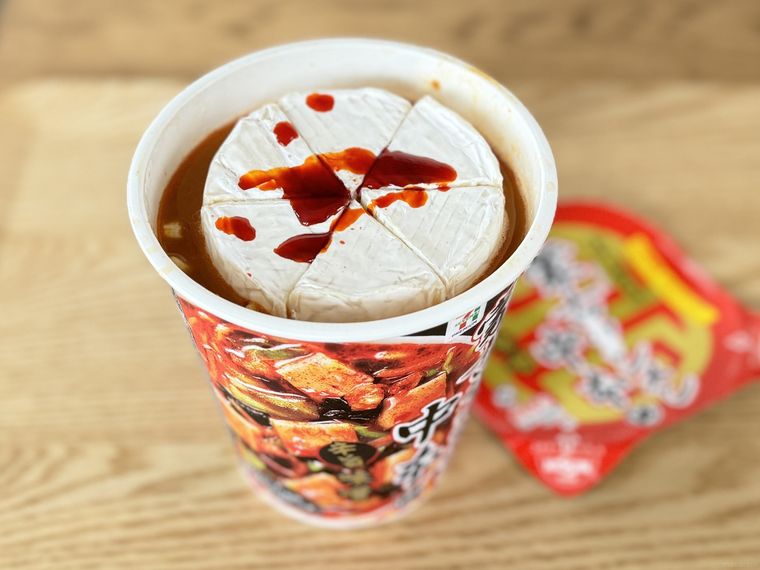 カマンベールチーズをのせた蒙古タンメン中本