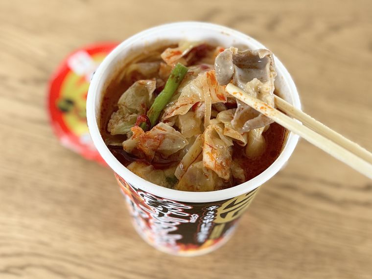 蒙古タンメン中本にトッピングされたホルモンを箸で持ち上げている様子