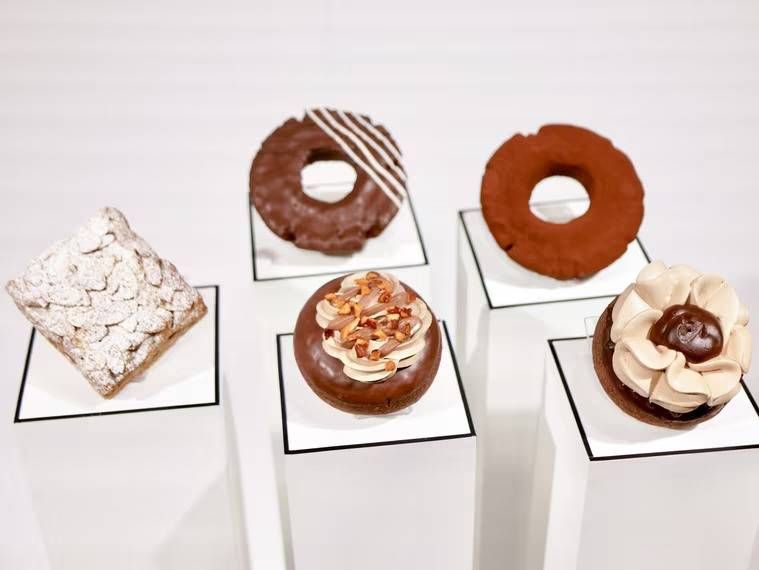 misdo meets PIERRE MARCOLINIのドーナツが5個並んでいる