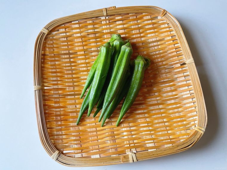 ザルに盛られたオクラ