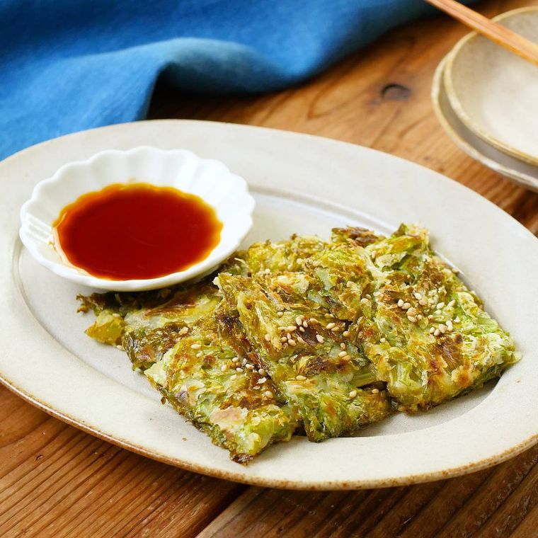 白い皿に盛られたセロリの葉のチヂミ