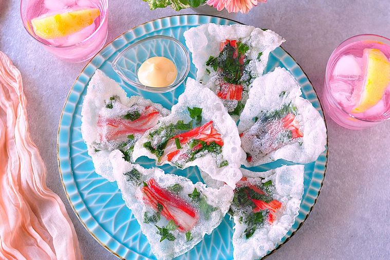 材料3つ。カニカマとライスペーパーで作る簡単チップス