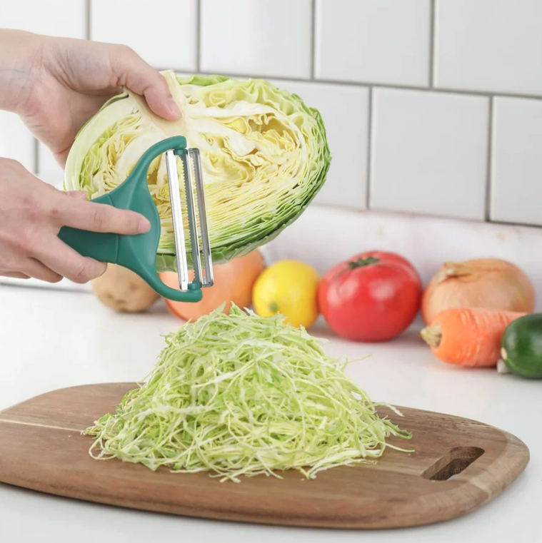 千切りキャベツを作っている