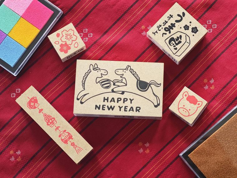 ダイソーの年賀状スタンプが机の上に置いてある