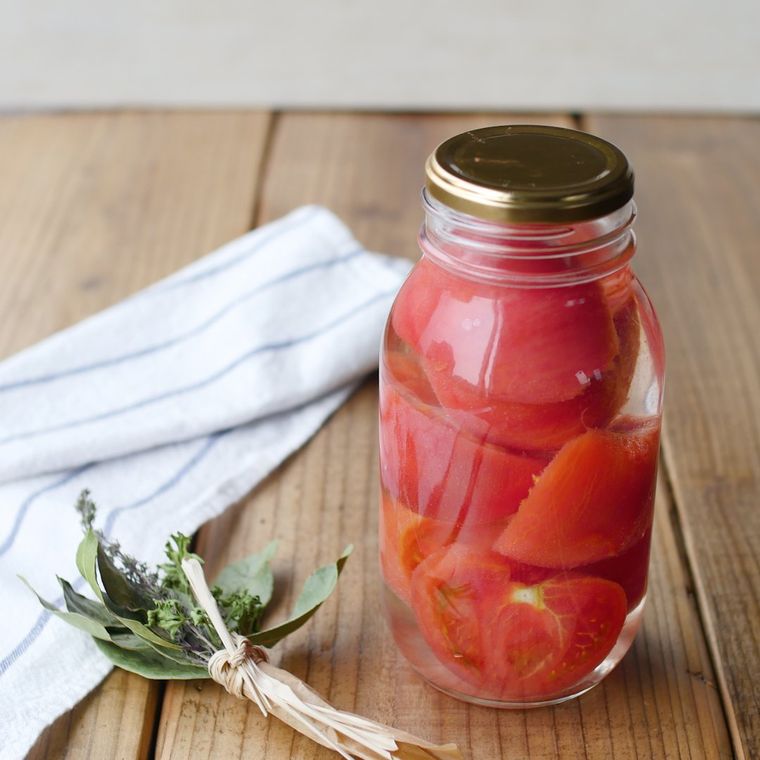 瓶に入った自家製ホールトマト缶