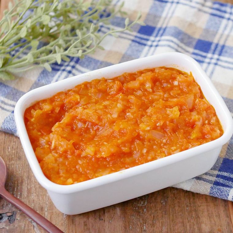 ホーロー容器に入った手作りのトマトソース