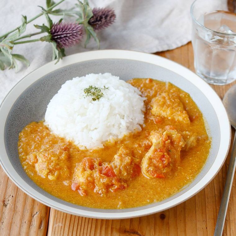 グレーの皿に盛られた鶏むね肉のトマトヨーグルトカレー