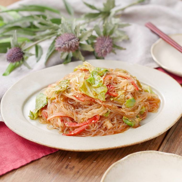 白の皿にのっている春雨サラダ