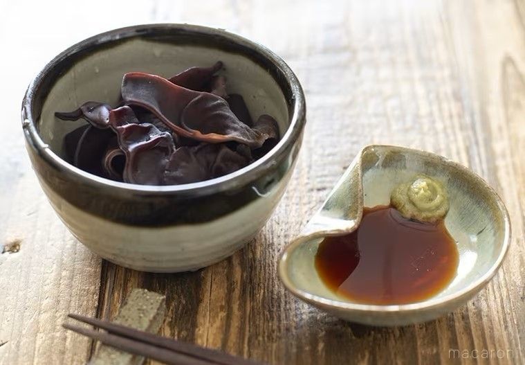 灰色の器に盛りつけられた生きくらげの刺身