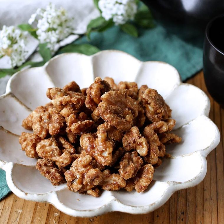 白の皿に黒糖くるみが入っている様子