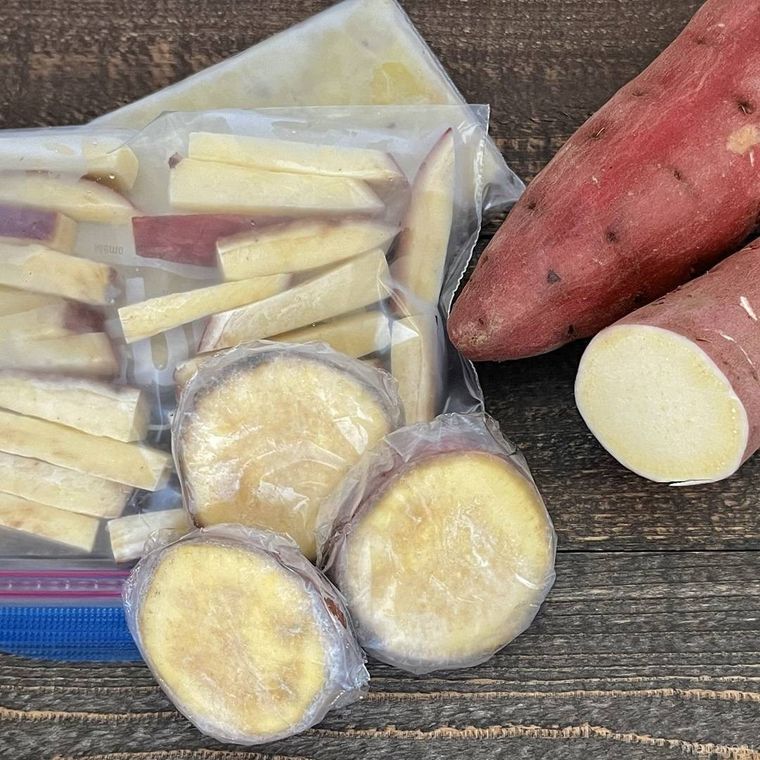 冷凍さつまいもと細長くカットされた生のさつまいも