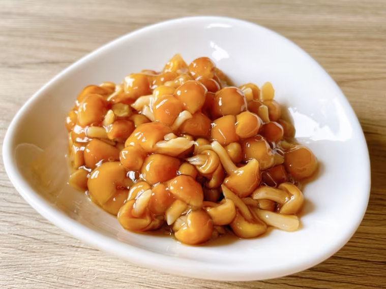 皿にのったなめこ