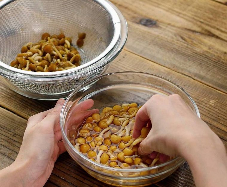 なめこを洗っている様子