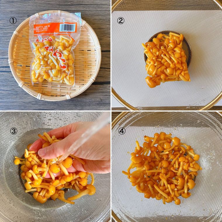 真空パックのなめこを洗う様子