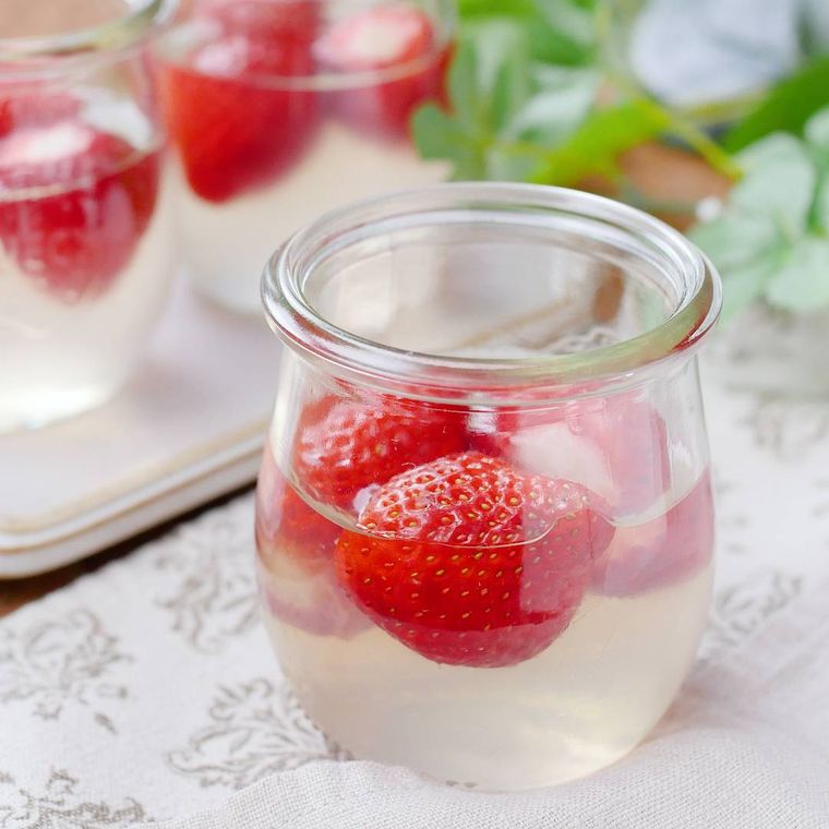 瓶に入ったいちごのゼリー