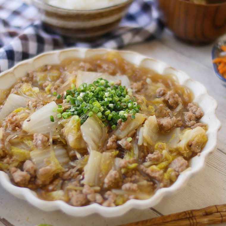 白い皿に盛られた白菜と春雨のとろとろうま煮