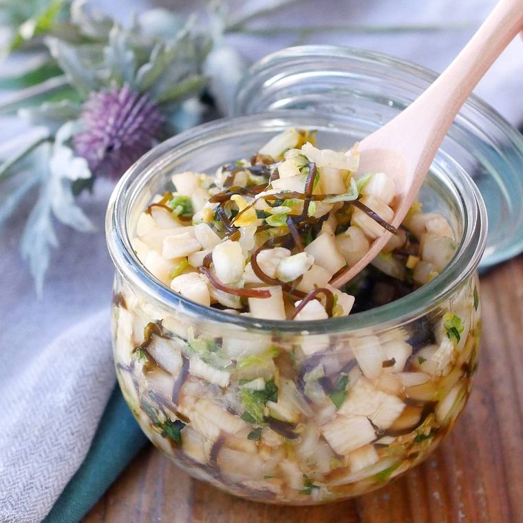 保存瓶に入った大根と白菜のだし風漬け