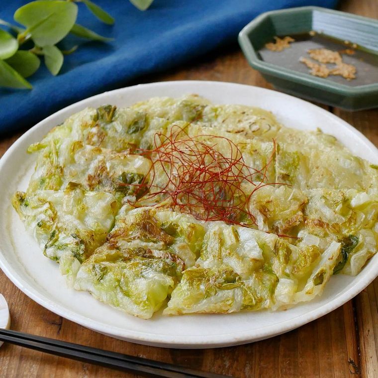 白い皿に盛られた白菜チヂミ