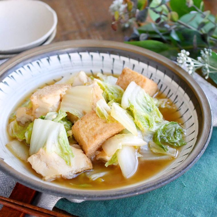 模様入りの白い皿に盛られた白菜と厚揚げのうま煮
