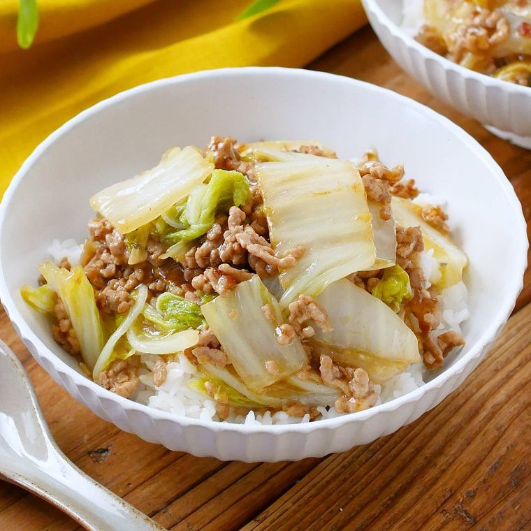 白い器に盛られた豚ひき肉と白菜のあんかけ丼