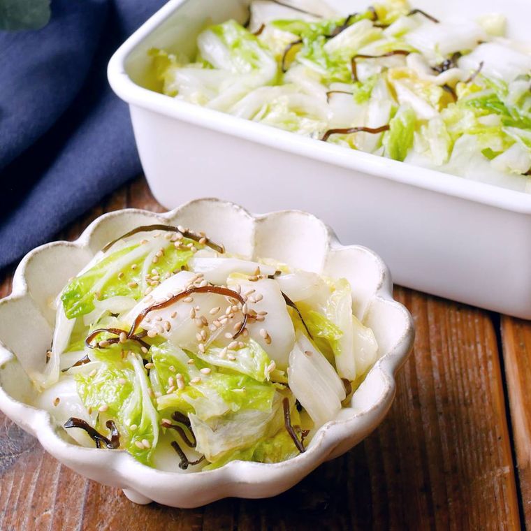 白い皿に盛られた白菜のやみつきごま油漬け