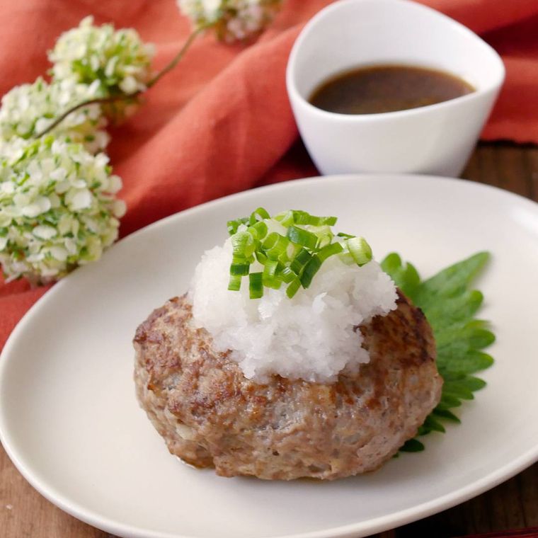 大根おろしがのっているハンバーグ